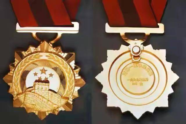 98岁钱学森去世，天降大雪，三军仪仗队抬棺，数十万人含泪送行