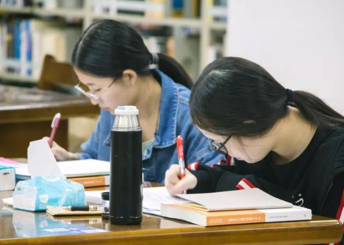 奶奶心系孙子高考成绩，梦到他考了666分，成绩出来后激动不已