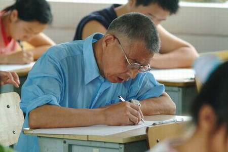 老照片回顾高考43年：哪一年最惊心动魄？