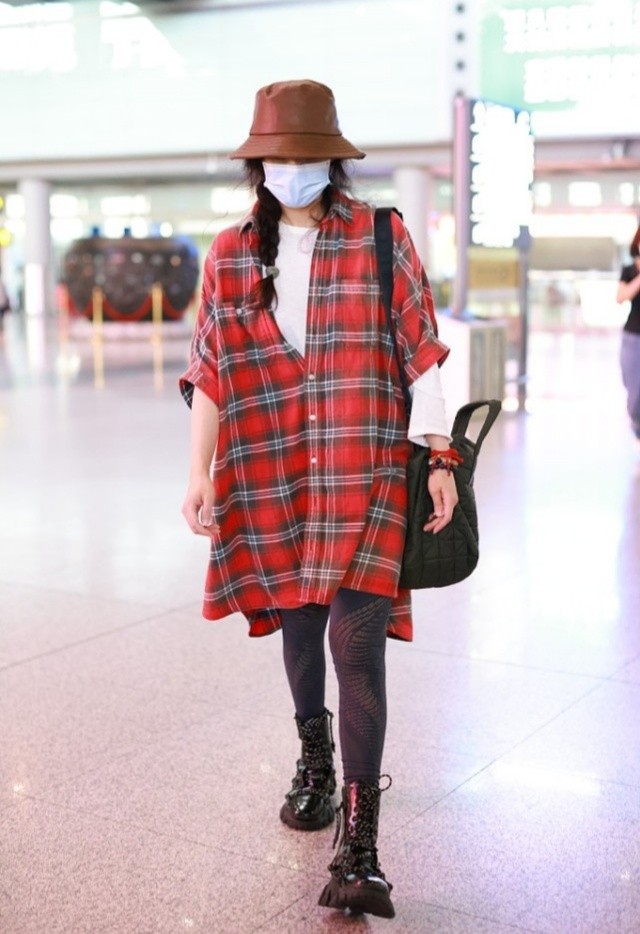 舒淇机场私服好随意,宽松格子衬衫配马丁靴,上演现实版牛仔很忙
