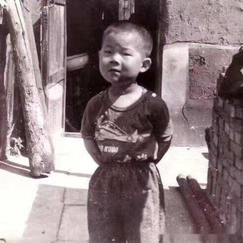 初中生14岁当保安，15岁做服务员，遇郭德纲挣10亿票房