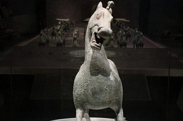 为什么马踏飞燕照片都是侧面，怕你看到正面照后忍不住哈哈大笑