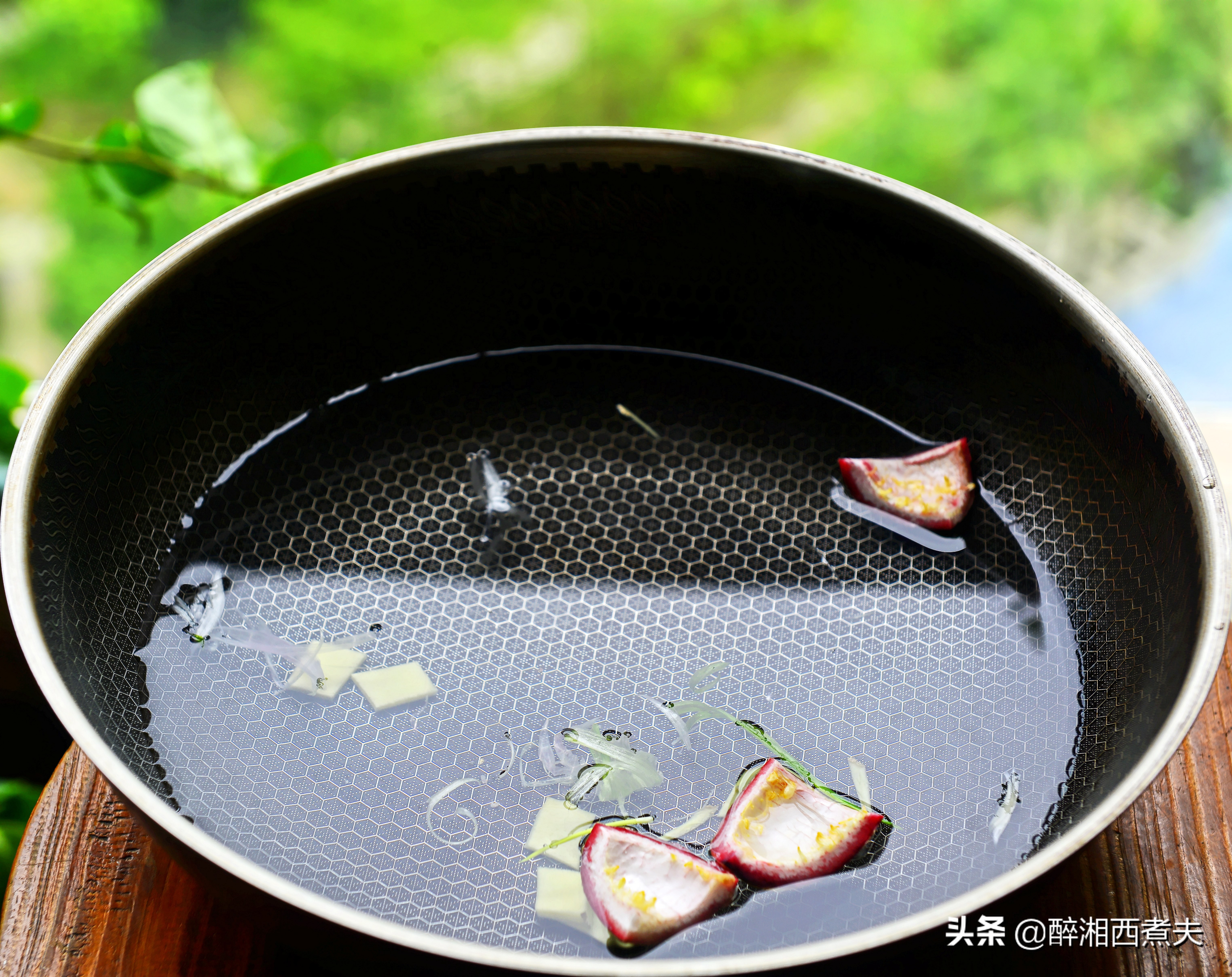 多宝鱼无鳞却很腥？一招教你轻松搞定去腥！清蒸多宝鱼鲜嫩又肥美