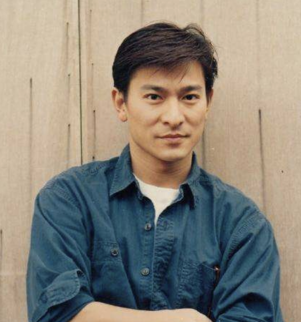 60岁刘德华早餐仅啃半个玉米,穿百元棉服太朴素,跷二郎腿仍优雅