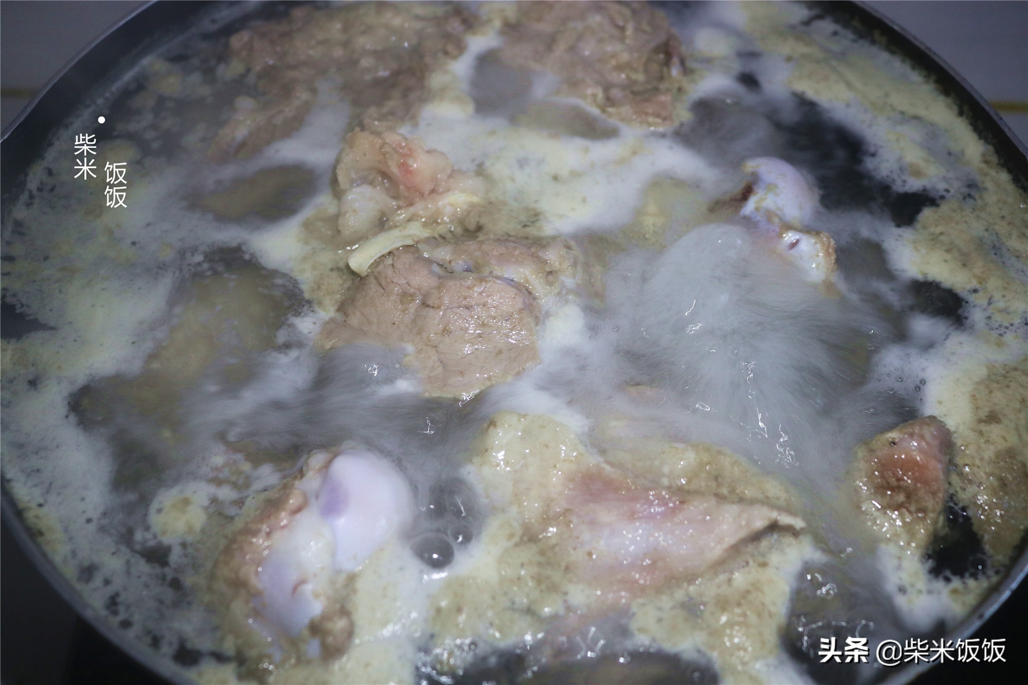 天冷了，炖一锅羊肉汤暖暖身，做法很简单，鲜香无腥味