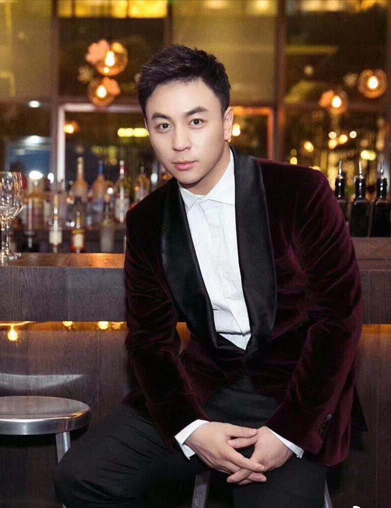 释小龙释小龙原名陈小龙,1988年出生于河南省登封市.