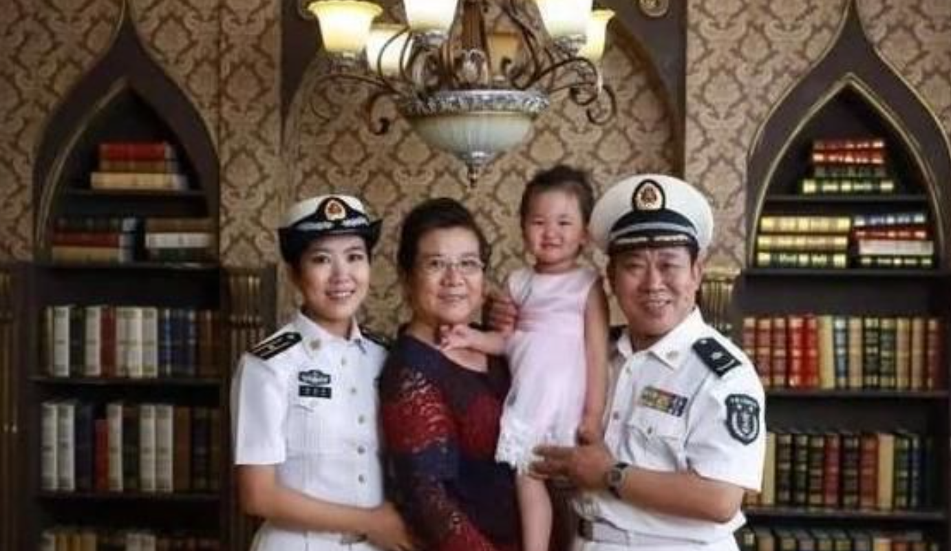 杜旭东：演反派都不用化妆，嘴一歪眼一蔑，观