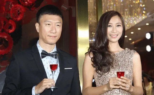不愧是孙红雷老婆,穿一身白霸气十足,《扫黑