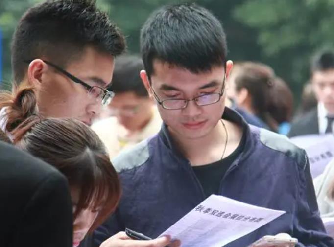 大学生参军入伍，好处多到数不过来，退伍费50万让很多学生心动