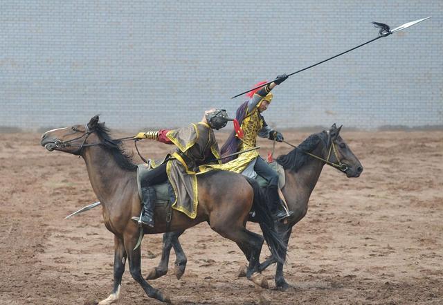寓言故事——马篇之"骑马找马":少年与小马战死沙场,是谁之过