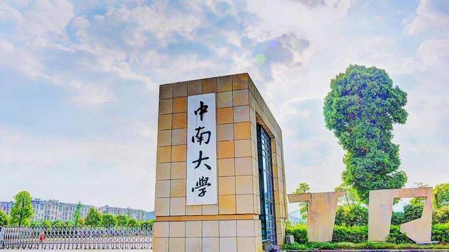 他出身农村，凭着刻苦成为985大学校长，被学生称为欧巴