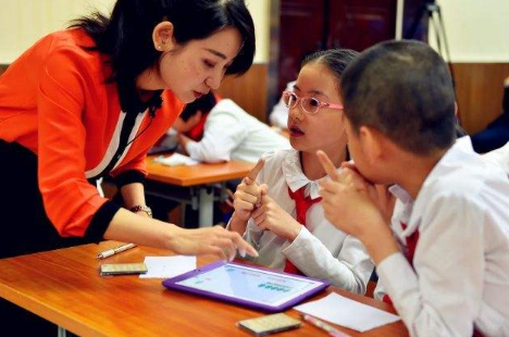 小学生数学题难倒家长，公交车往哪边开？车体完全对称该咋判断？