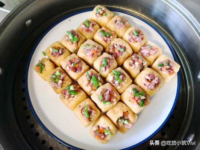 豆腐泡这样吃，不煎不炸、上锅一蒸10分钟出锅，荤素搭配真美味