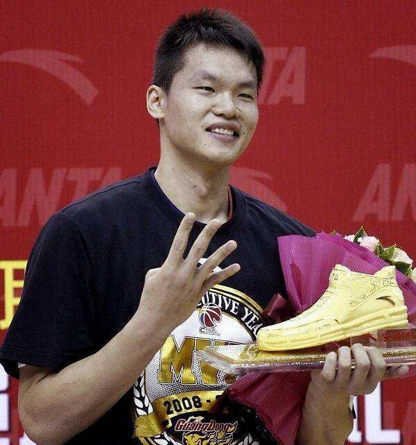 朱芳雨为什么拒绝nba合同(朱芳雨是中国男篮历史第1小前，为何2次拒绝NBA？其实原因很简单)