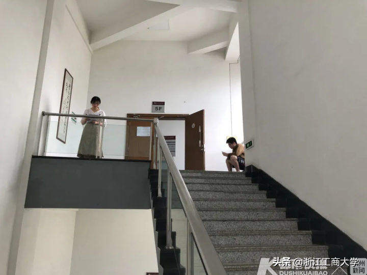 太拼了！每天一早学生都要排队占位，暑假里学校最热闹地方在这里！