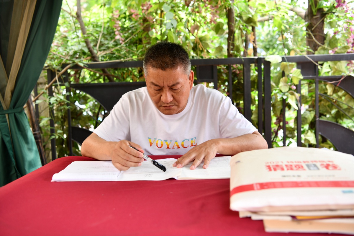 还记得54岁的考生梁实吗？他的高考成绩出来了，考上川大了吗？