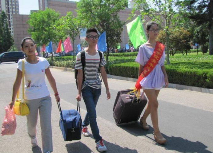 2021届大一新生报到时间确定，有人欢喜有人愁，最晚的10月才开学