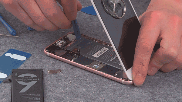 手机卡得不知所措？手把手教你更换大容量电池焕发新生