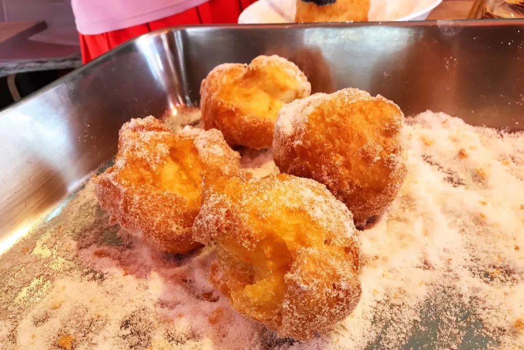 铜瓢粑铜瓢粑是融水街头十分常见的当地特色小吃,用米浆加入萝卜丝