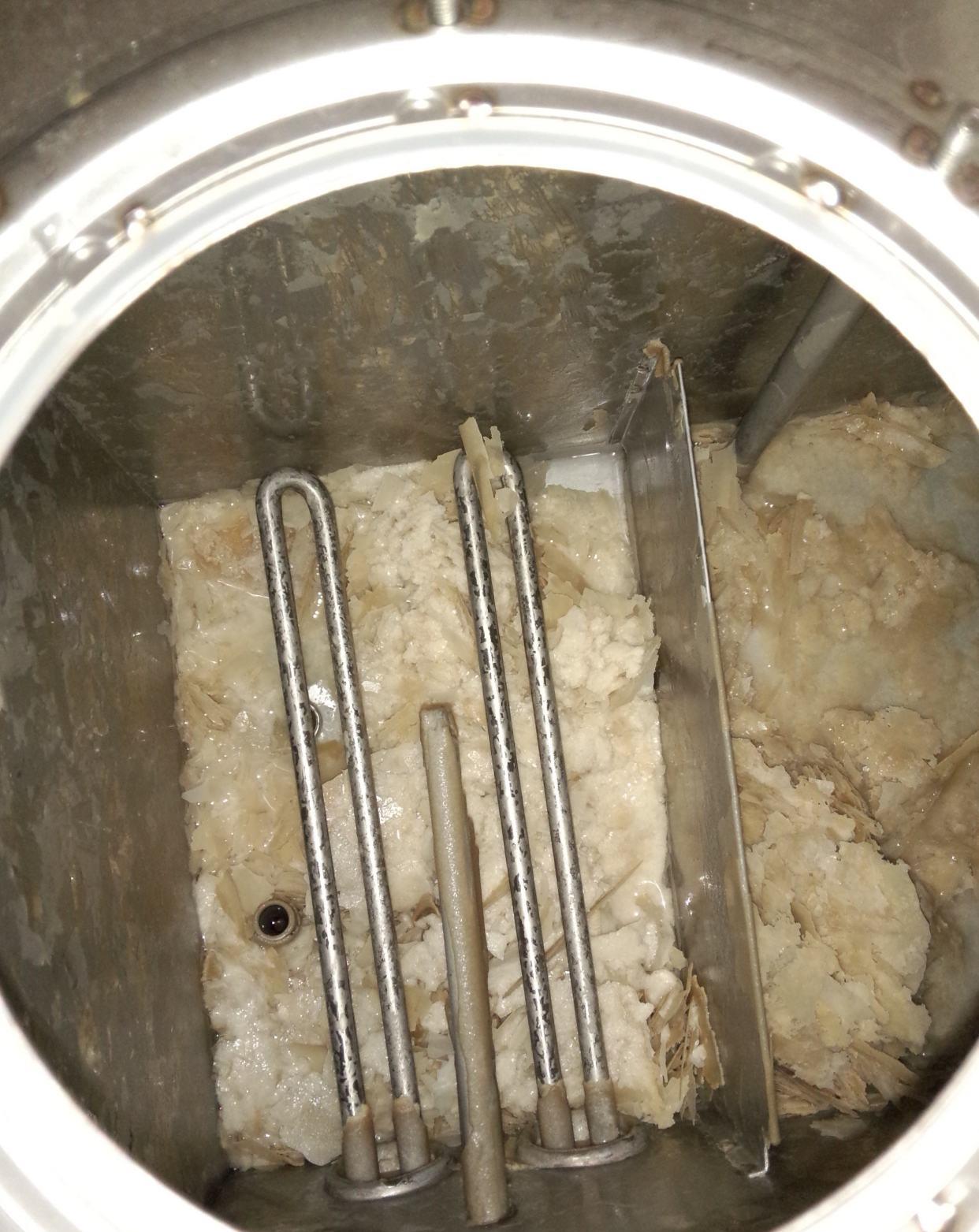 在此之前,我们先简单了解一下电热水器水垢的危害:1.