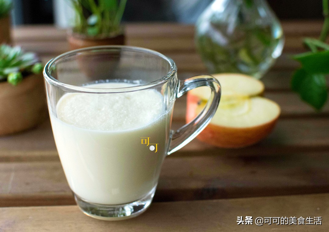 用苹果和牛奶打一杯果汁奶(可以用牛奶打苹果汁)