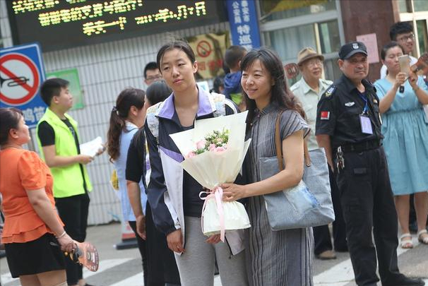 高考临近，家长可以做些什么？四件事要做好，两句话不要说