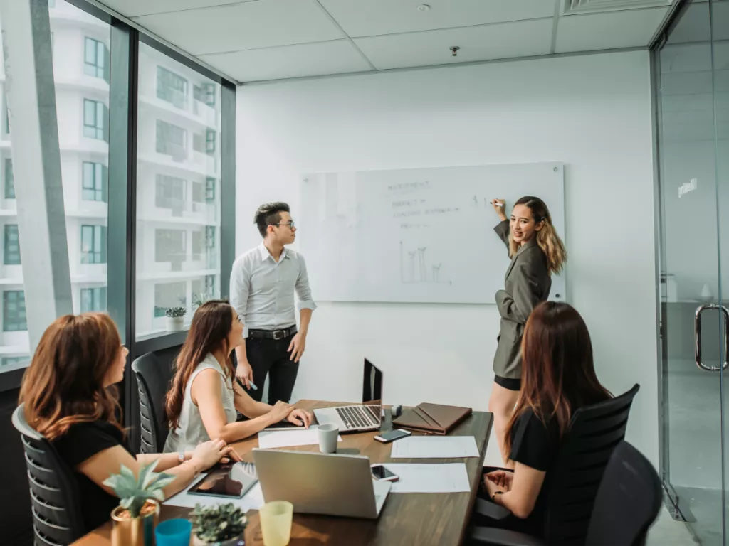 常借钱又收不回的人，要牢记这4个动作！让你的钱逃不出手掌心