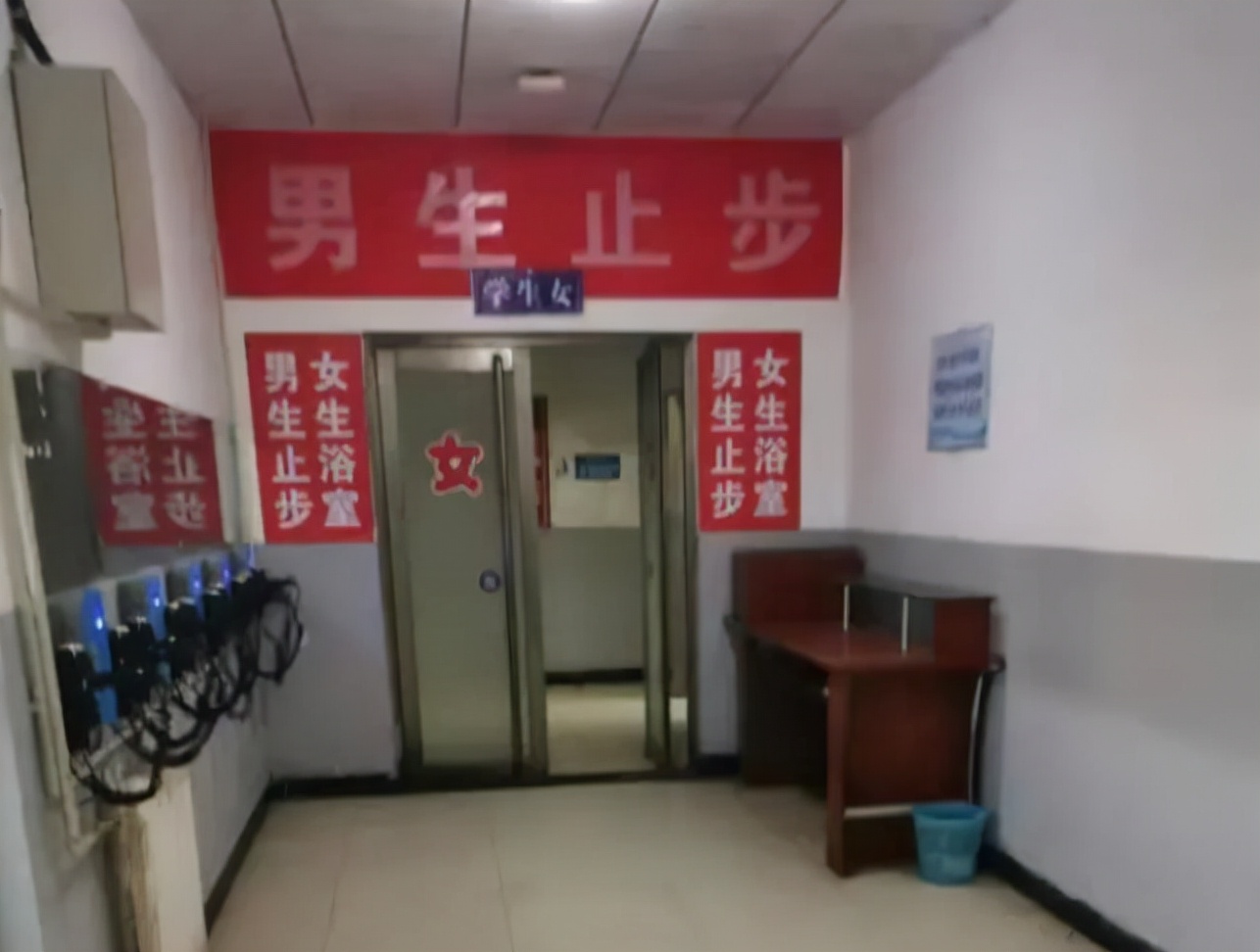 山西高校21级男生，乔装进女浴室被开除，网友：又一大学体验卡