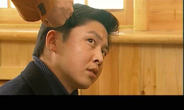 给他一个新的任务,利用杨昆的孩子患病需筹钱救治为由,向陈一龙低头