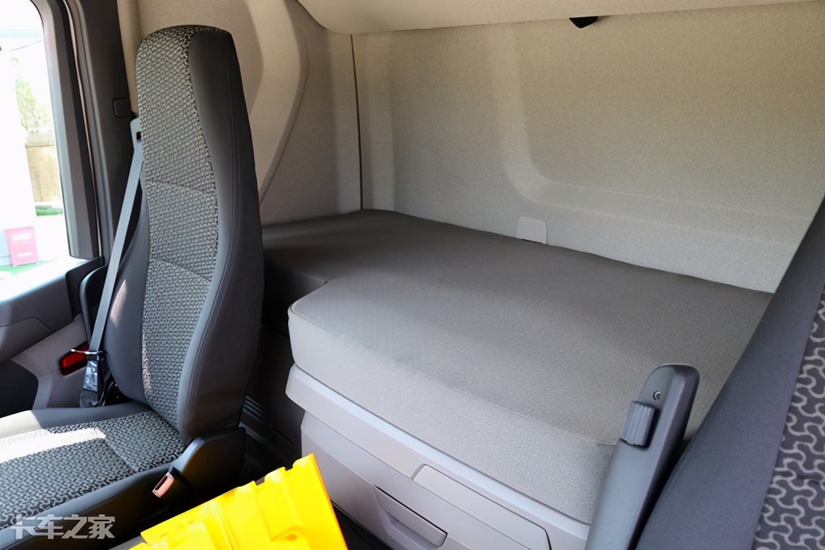 斯堪尼亚的主驾驶椅,在配置上和大多数对标长途运输的国产卡车差不多