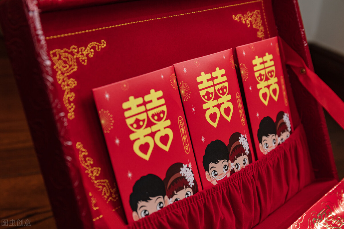 订婚男女方需要准备什么东西（订婚男女双方需要准备什么东西）