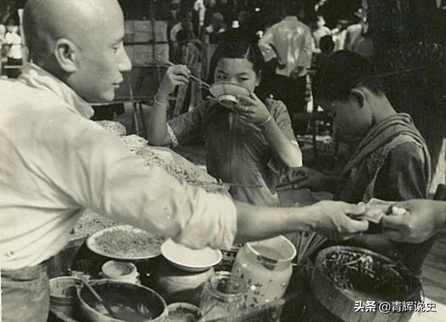 蹲着的少女，花钱听留声机的青年！39年日寇拍摄的北京东岳庙会