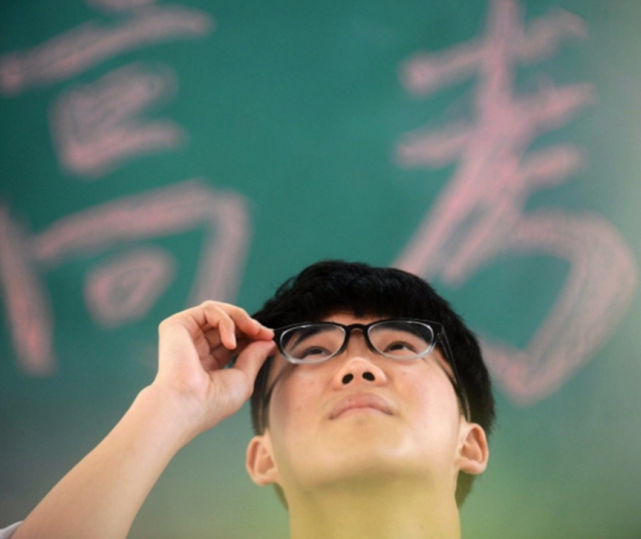 河北一考生被南开录取，通知书没拆开就被退学，网友：自作自受