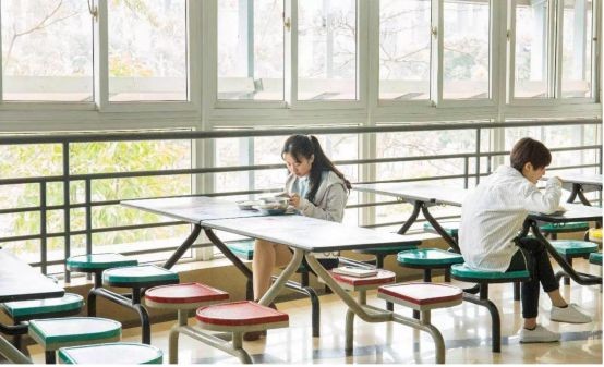 羡慕！坐拥十几条交通线，宿舍楼里还有“健身房”，这所大学超“火爆”！