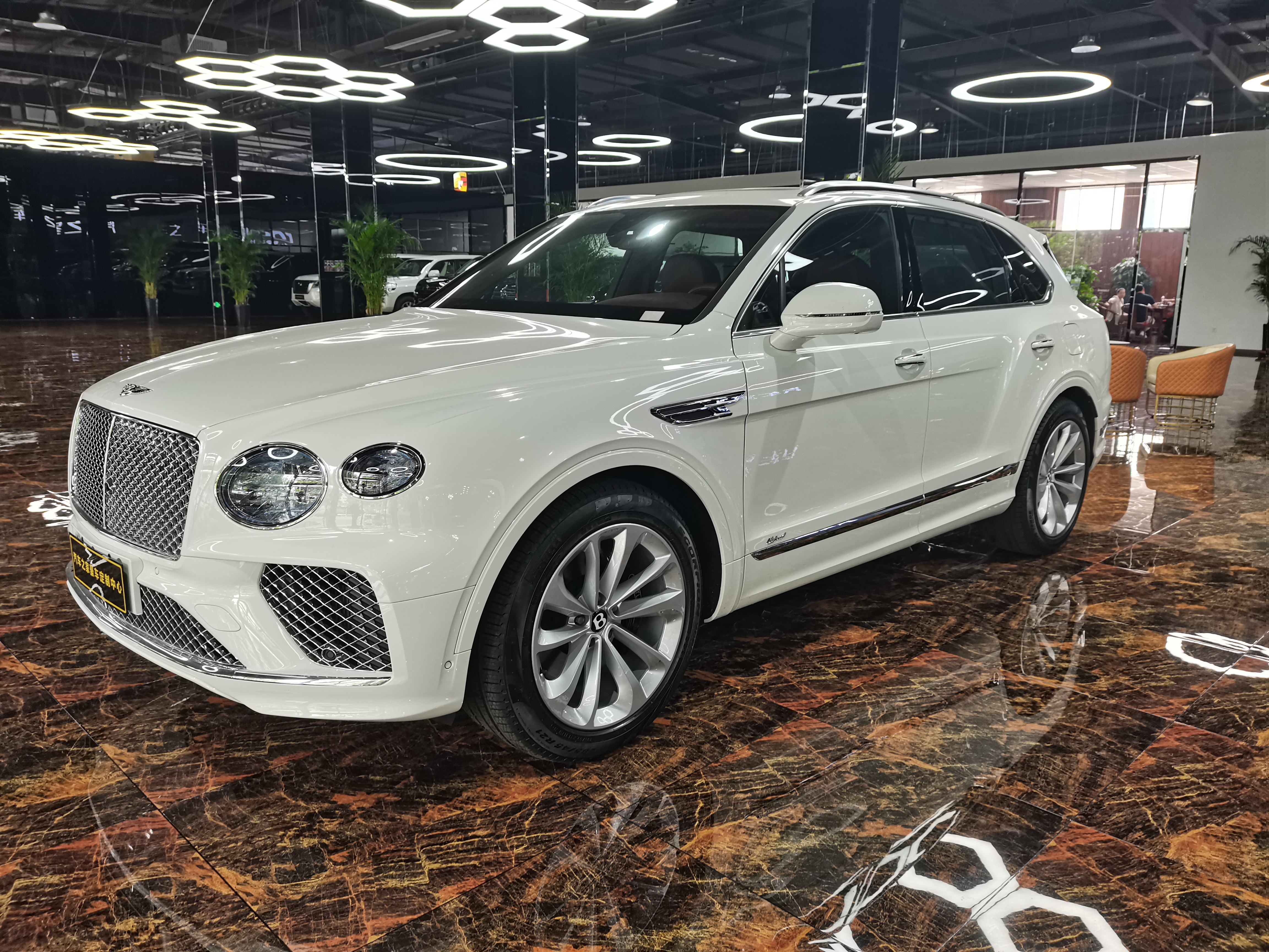 2021款宾利添越3.0t汽油版白红现车手续齐全_汽车江湖