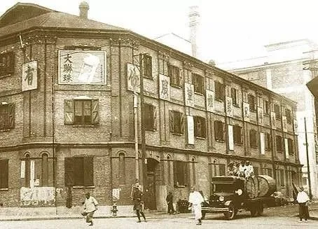 为给老板庆生，全体员工自愿周日不休息