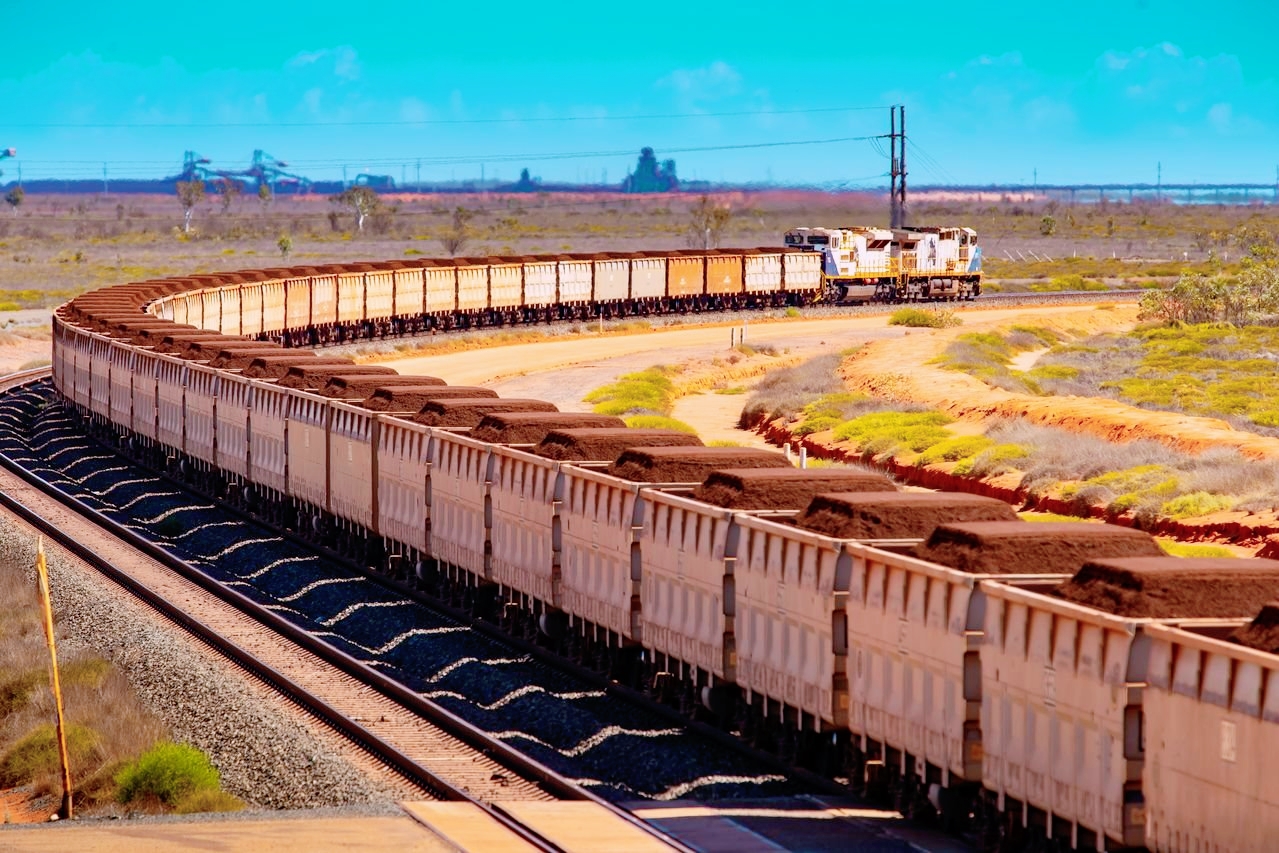 7353米长的火车,8个车头拉着跑,整列有682节车厢