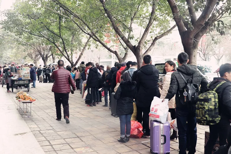 实拍南充各汽车站、火车站里的春运，你到家了吗？