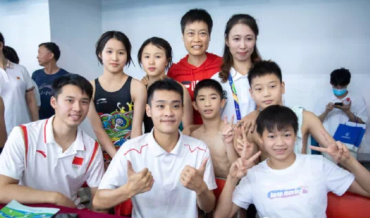 全红婵太忙了！根本没时间陪家人，只回村一次，奶奶很想孙女