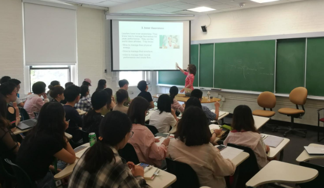 有种差距叫南大学子，杨振宁演讲人头攒动，顶流明星拍戏无人问津