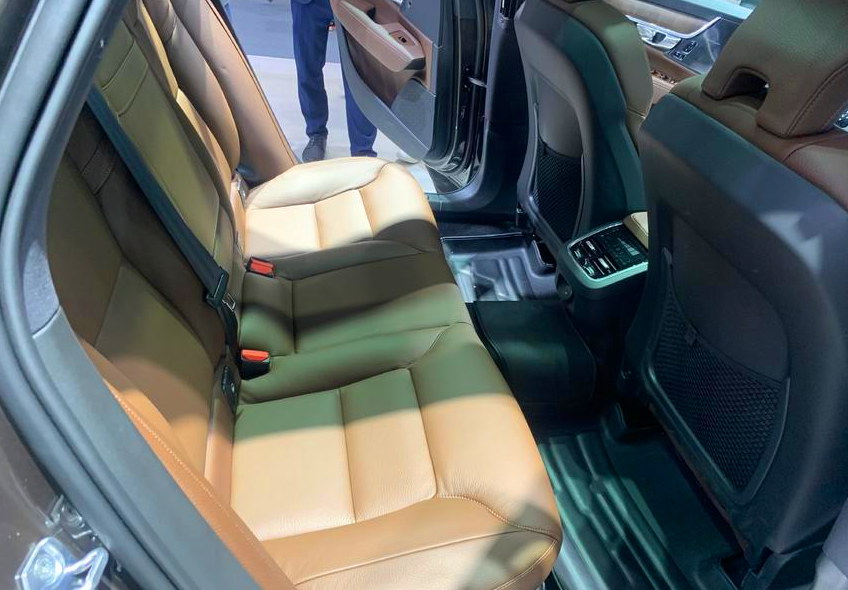 四驱越野旅行车，新款沃尔沃V90实车，后备厢放倒可以睡2人
