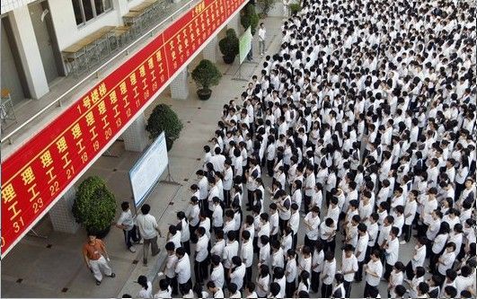 老照片回顾高考43年：哪一年最惊心动魄？
