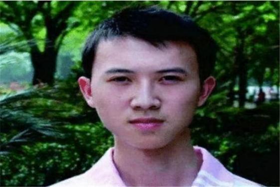 高考状元收到北大录取通知书后，却因父母的过错，被强行收回