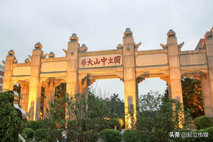清华二校门、武大的樱花，大学里标志性风景，你认为哪个最好看？