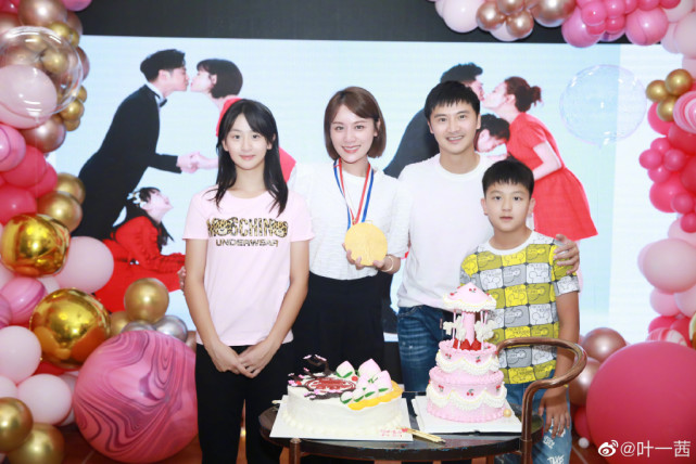 田亮晒与儿子写真，小亮仔插兜耍帅被调侃：想帅过老爸再等两年