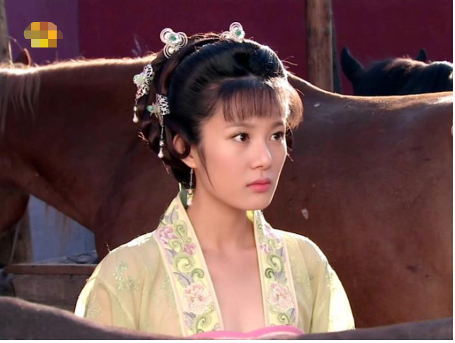 她出道便被姑父捧为女主，姑父另结新欢后，她也沦为了十八线演员