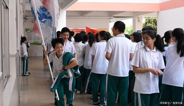 全国乙卷高考语文新变化，文言文阅读的选材让人意外，作文有回归