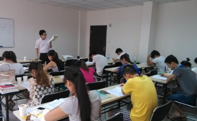 花2万报名“公务员”培训班，是交智商税吗？过来人告诉你值不值