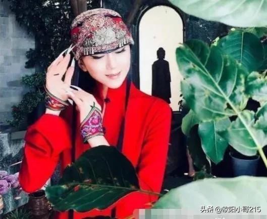 孔雀公主楊麗萍64歲無兒無女，皮包骨梅超風造型為哪般