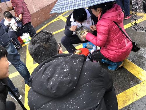 “家长送饭”成高中门口风景线，网友担心养成巨婴，家长回怼质疑